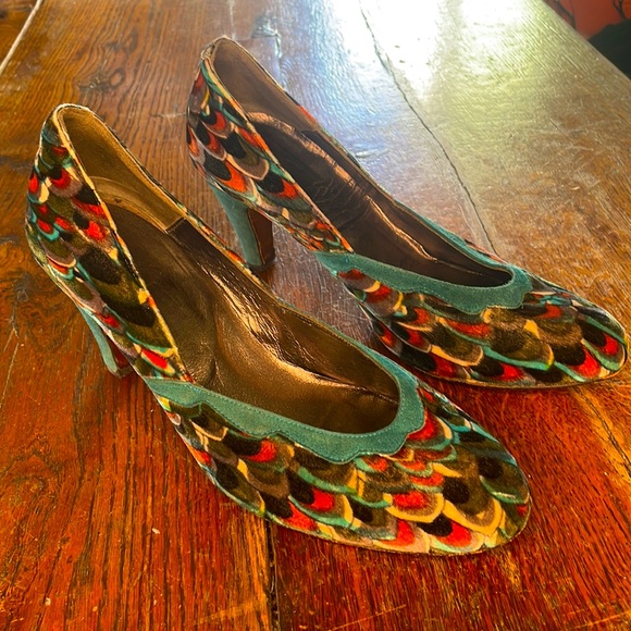 lulu guiness velvet peacock 🦚 print heels 👠 with turquoise suede trim - Picture 2 of 4